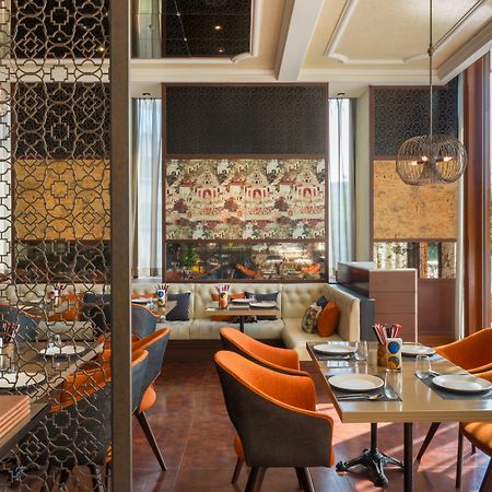 Hotel Indigo Bangkok Wireless Road By Ihg Exteriör bild The interior of the restaurant