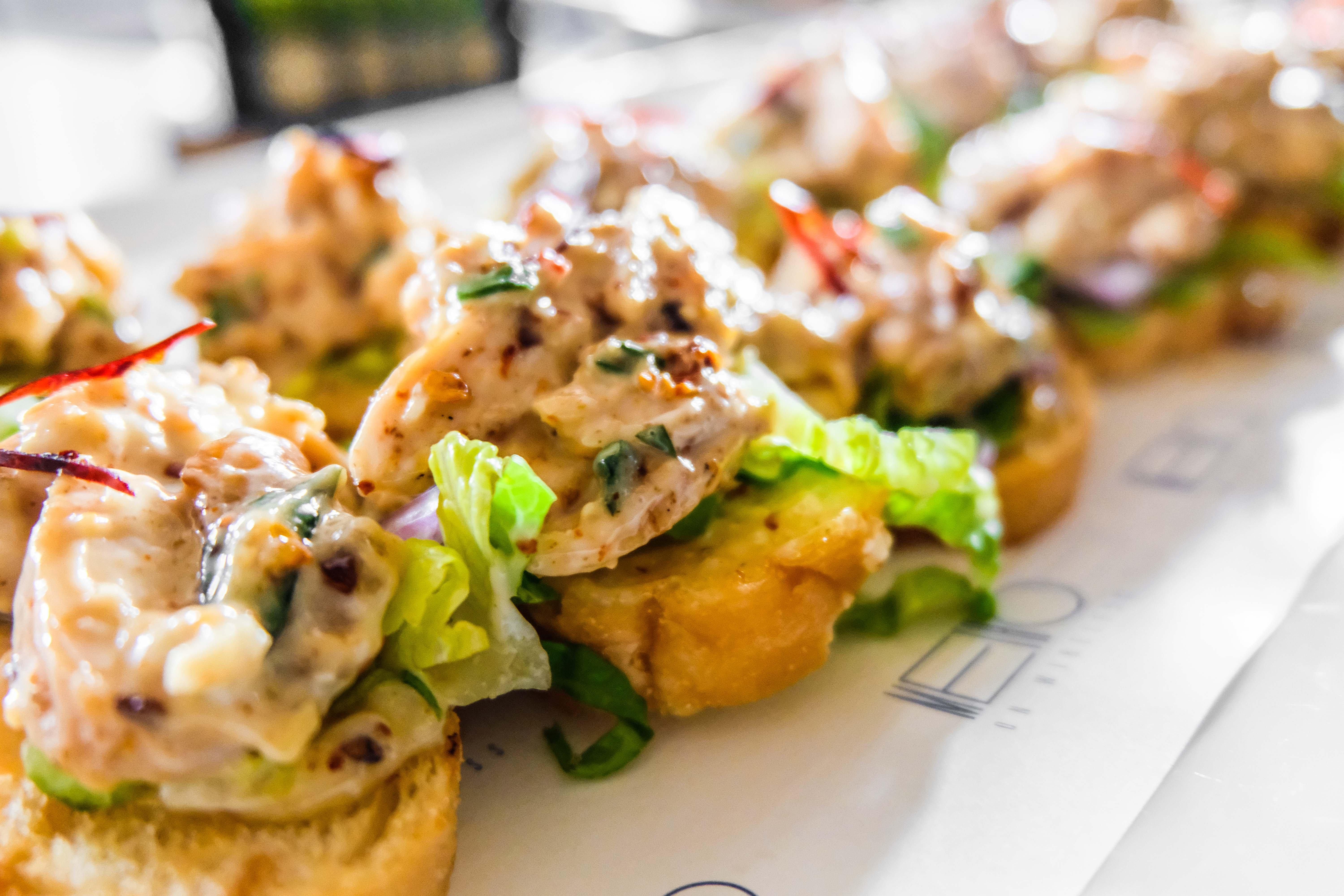 Hotel Indigo Bangkok Wireless Road By Ihg Exteriör bild Chicken and avocado toast
