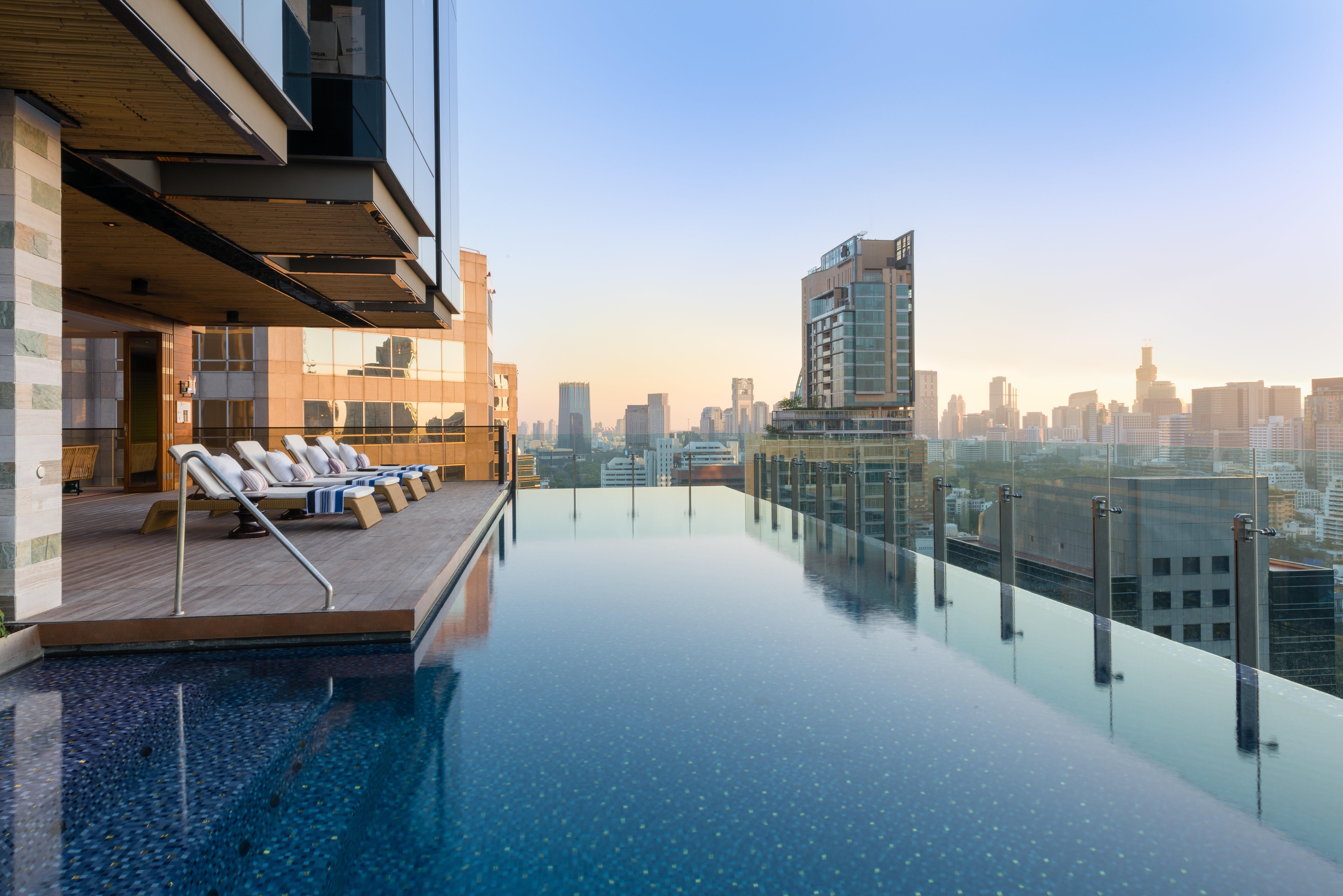 Hotel Indigo Bangkok Wireless Road By Ihg Exteriör bild Infinity pool at the hotel
