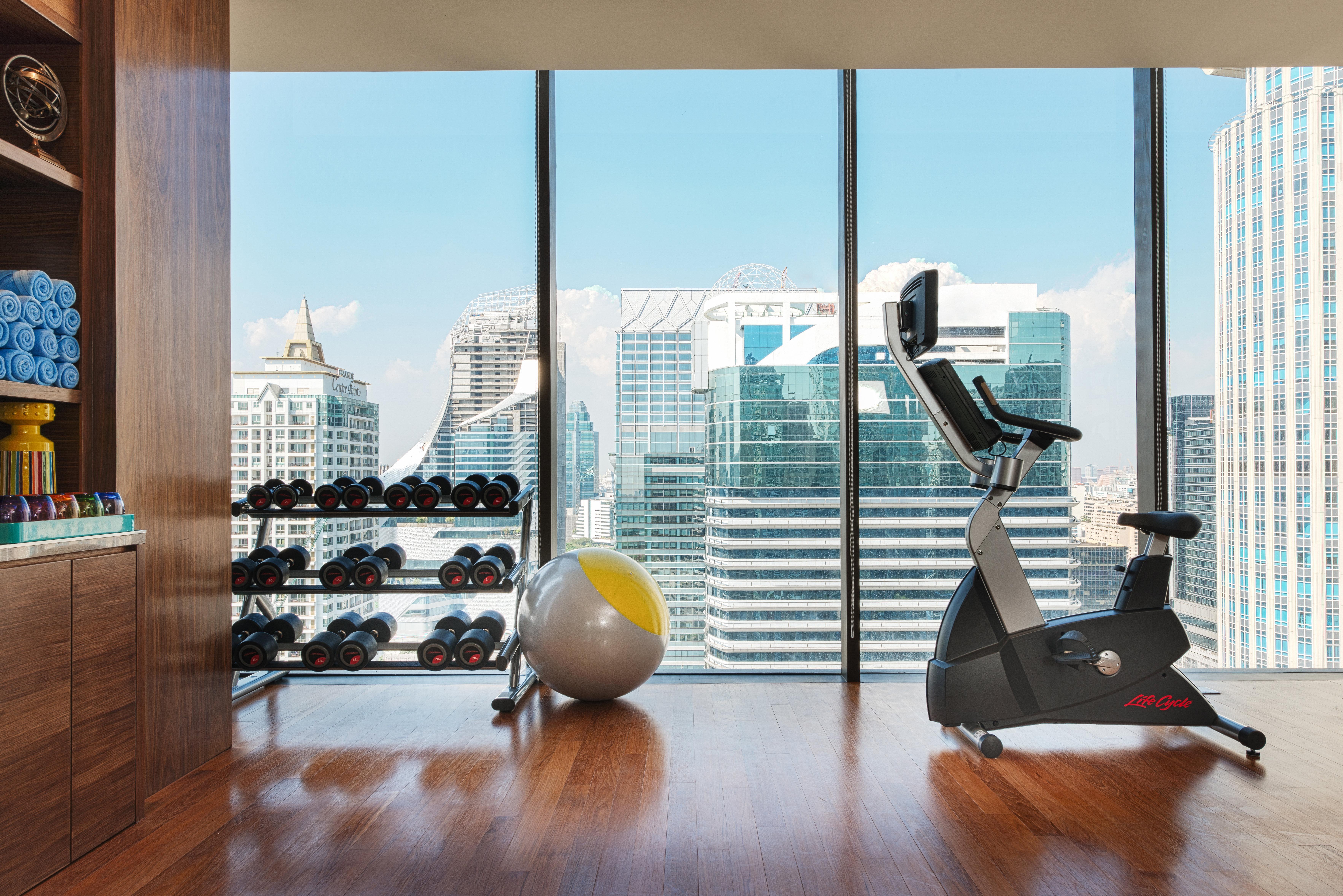 Hotel Indigo Bangkok Wireless Road By Ihg Exteriör bild The gym at the hotel