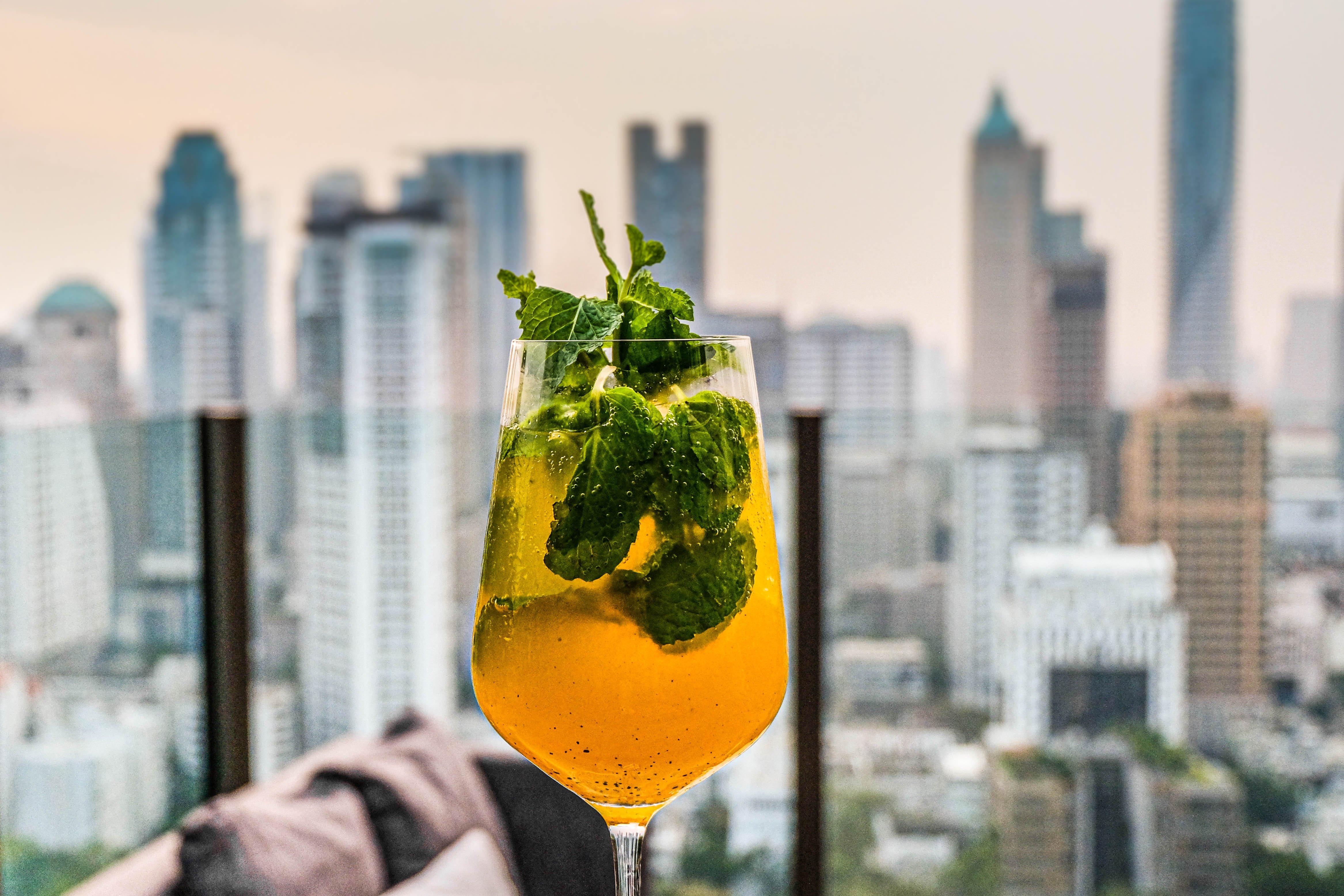 Hotel Indigo Bangkok Wireless Road By Ihg Exteriör bild A glass of Thai-style Thai tea soda