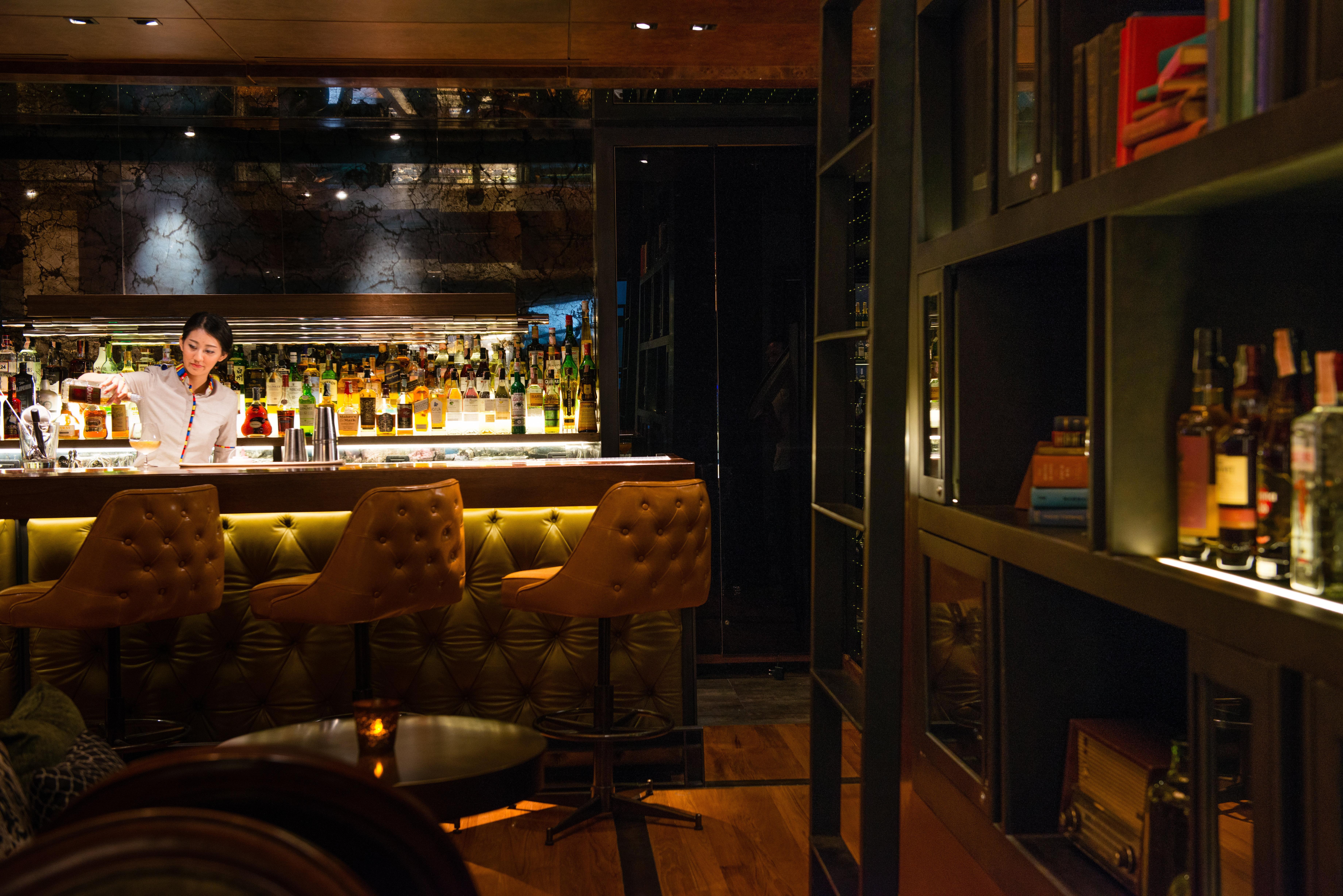 Hotel Indigo Bangkok Wireless Road By Ihg Exteriör bild The bar at the Mandarin Oriental, Hong Kong