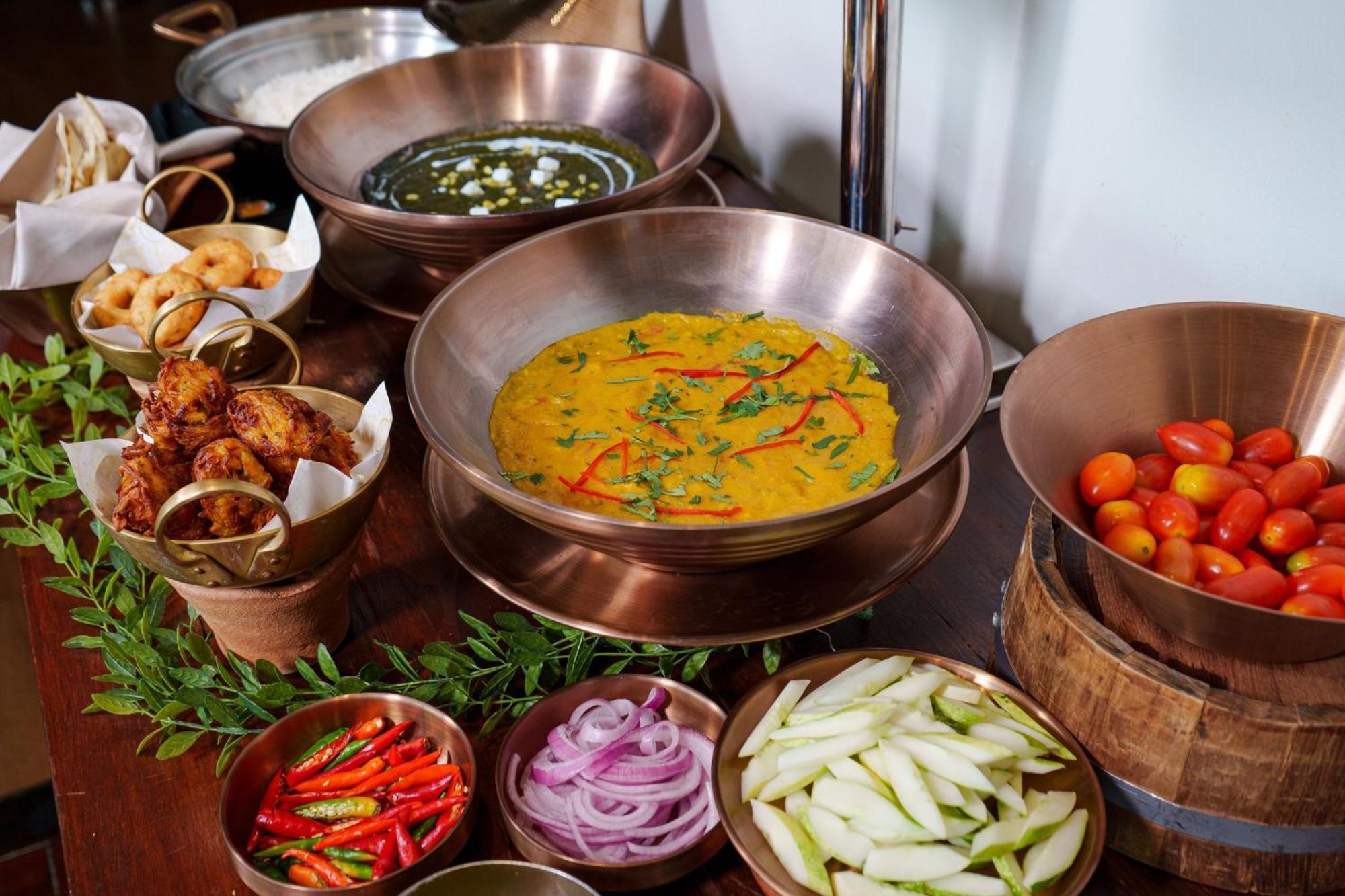 Hotel Indigo Bangkok Wireless Road By Ihg Exteriör bild Indian cuisine
